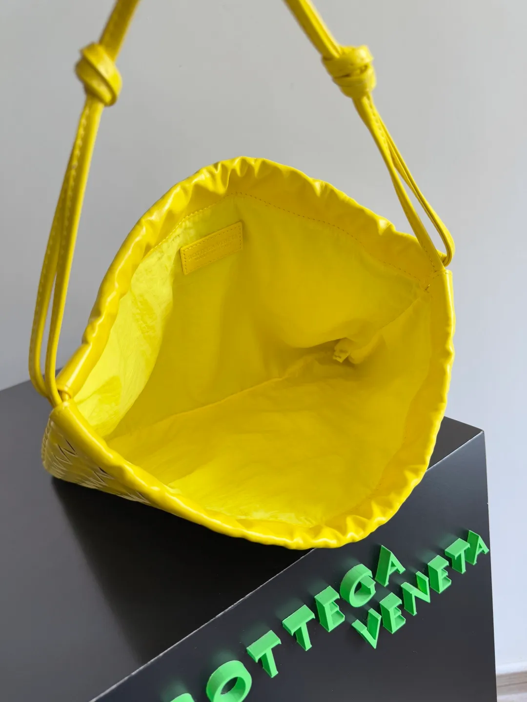 Batch 1560 Armpit bags have become a fashionable item that every girl has in their hands in recent years🛍️. The elegant and simple style has won the love of many people of different ages. However, there is an unavoidable trouble with armpit bags, that is, the capacity is too small, and BOTTEGA VENETA’s new Dustbag Considering people's travel needs, the capacity of garbage bags has been greatly upgraded. Folding umbrellas, water cups, and girls' makeup powder and lipstick can all be accommodated. It is very light and resistant to dirt. Even if you have a lot of things when traveling, it can reduce the burden to a certain extent. The shoulder straps are buckled and can be changed at will. It can be used for hand holding or as the liner of a large bag. After the drawstring is drawn, it looks like a cloud bag. It is very suitable for concave styling when traveling in summer🙋🏻‍♀️ Style number: 796728 Size: 32*23*1cm